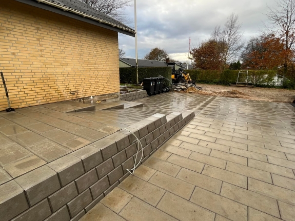 Støttemur ved indkørsel