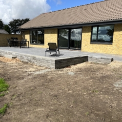 terrasse med støttemur
