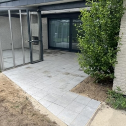 Ny terrasse med flisebelægning