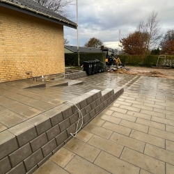 Støttemur ved indkørsel