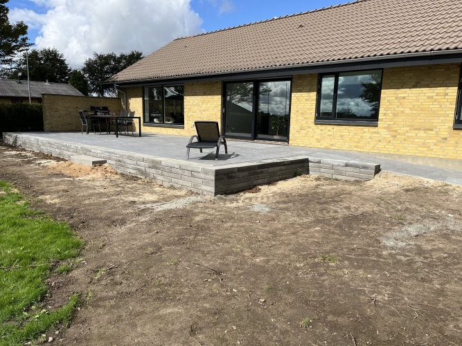 terrasse med støttemur