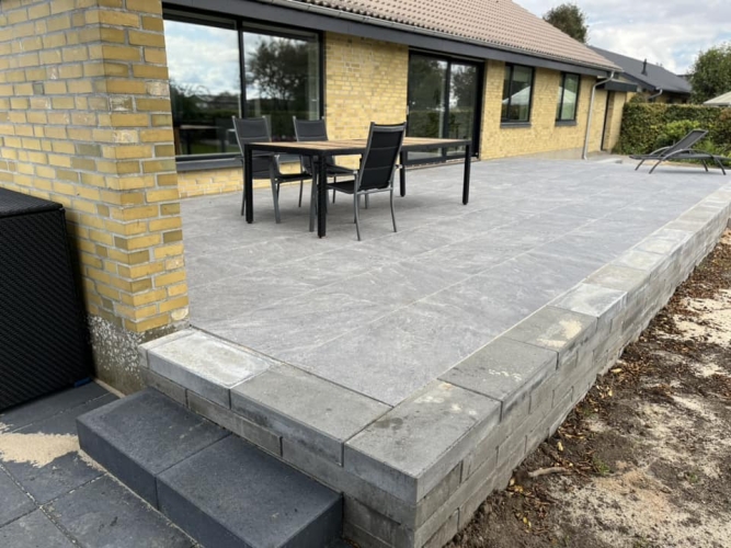Løftet fliseterrasse