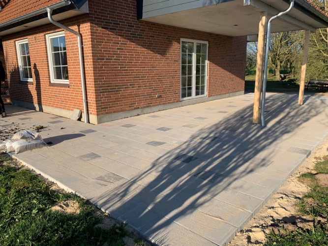 Ny terrasse med altan