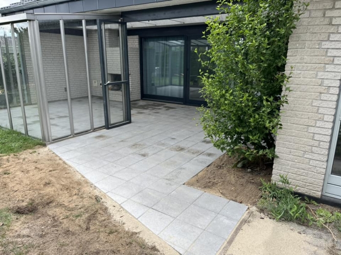 Ny terrasse med flisebelægning