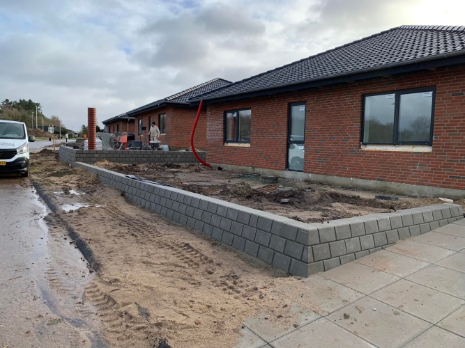 opbygning af ny støttemur