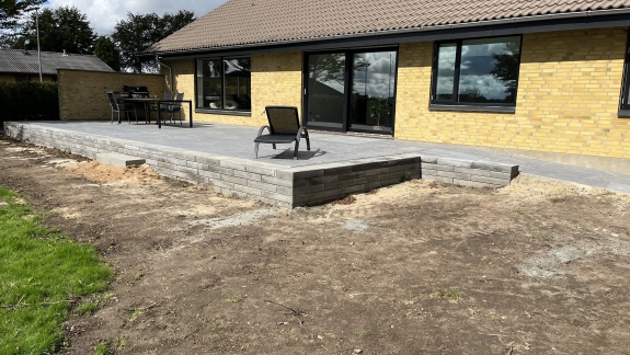 terrasse med støttemur