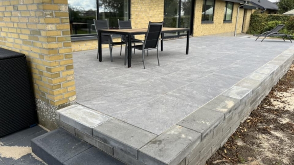 Løftet fliseterrasse