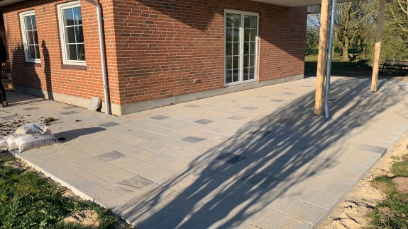 Ny terrasse med altan