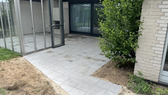 Ny terrasse med flisebelægning