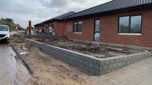 opbygning af ny støttemur