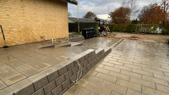 Støttemur ved indkørsel